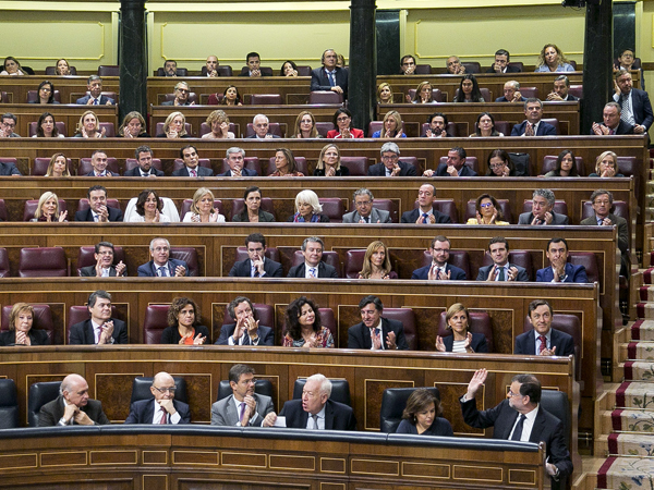Mariano Rajoy, ovacionado por sus diputados en el debate de investidura (foto: PP)