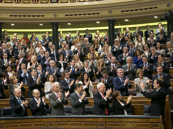 Fotografa de Portada: Mariano Rajoy, ovacionado por sus diputados en el debate de investidura (foto: PP)