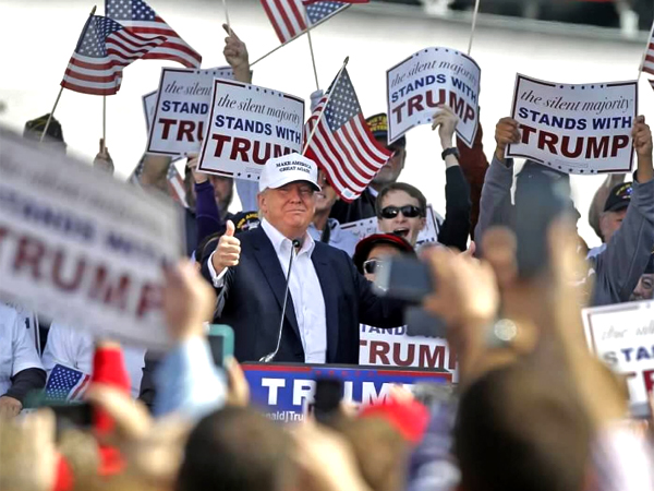 Fotografa de Portada: Donald Trump aplaude tras uno de los ltimos mtines de campaa (foto: veb oficial del candidato)