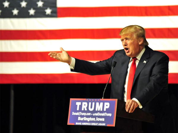 Donald Trump aplaude tras uno de los ltimos mtines de campaa (foto: veb oficial del candidato)