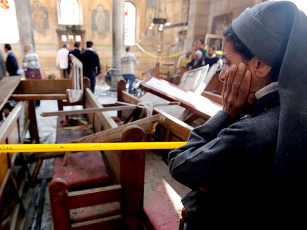 Fotografa de Portada: As ha quedado la iglesia tras la explosin (foto: Peridico Alwafd)