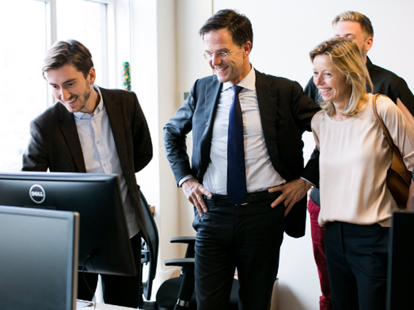 Fotografa de Portada: El primer ministro de Holanda, en una visita a una empresa (foto: Gobierno de Holanda)