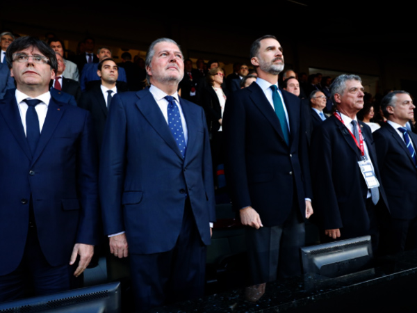 Fotografa de Portada: Felipe VI escucha el himno antes de la final junto a los presidentes de Catalua y Pas Vasco (foto: Casa Real)