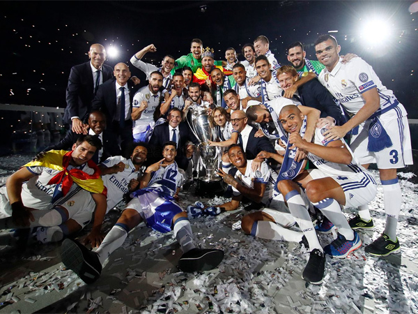 Fotografa de Portada: La plantilla del Real Madrid, en la celebracin del Santiago Bernabu  (foto: Real Madrid)